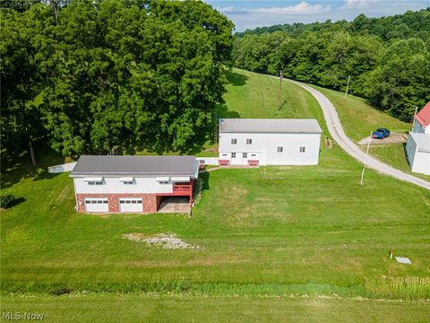 Carly Thompson-Howard Hanna Real Estate in Coshocton, OH (4)