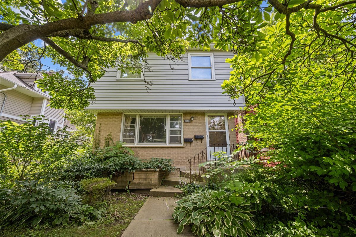 Lotzof Malk Residential - Jacqueline Lotzof and Stephanie Malk, Compass in Highland Park, IL