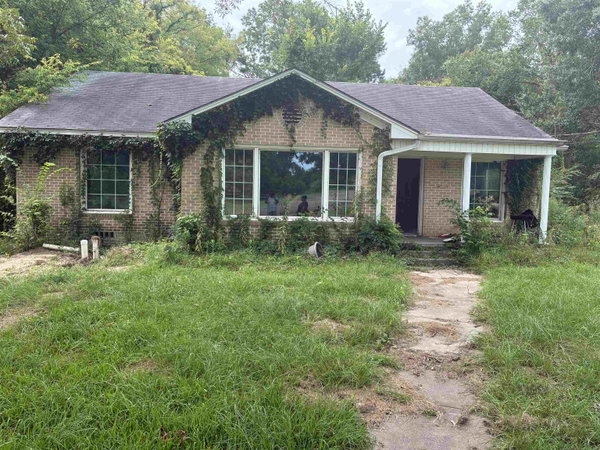 Theresa Hull Hometown Realty in Carthage, TX