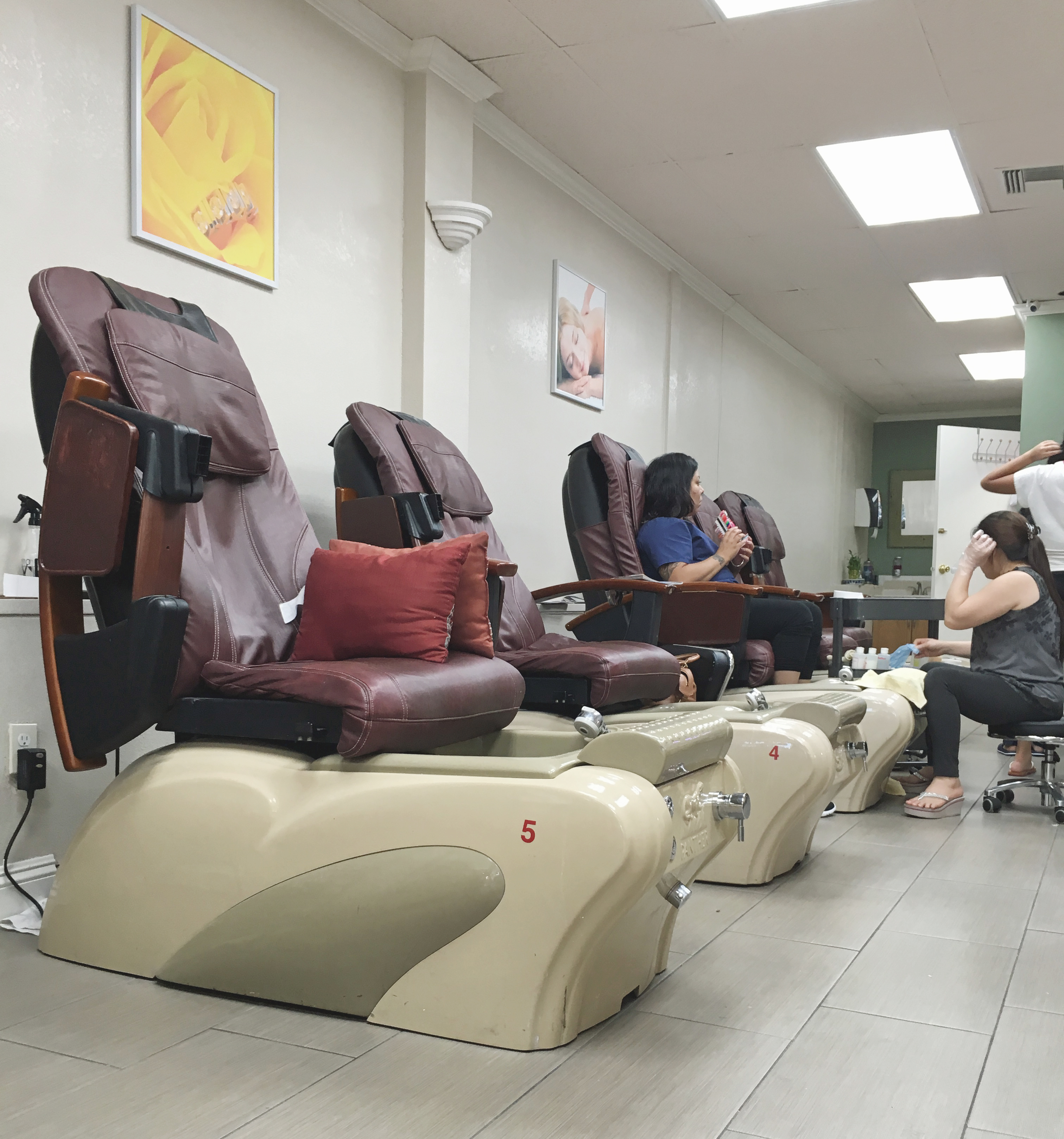 Paradise Nails in Ontario, CA
