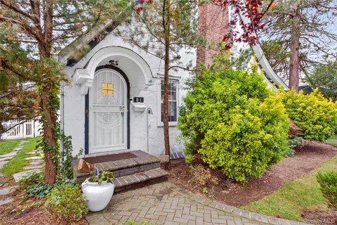 Adrienne McDougal, Compass Real Estate Garden City in Garden City, NY