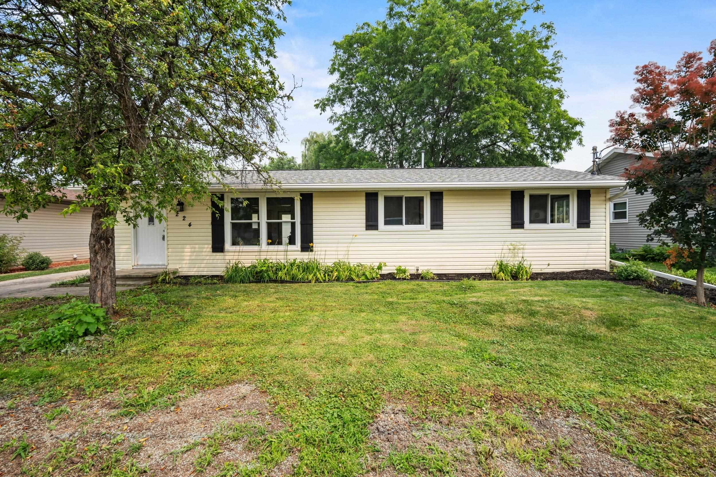 Amanda Bogenschutz, REMAX 24/7 Real Estate in Appleton, WI (4)