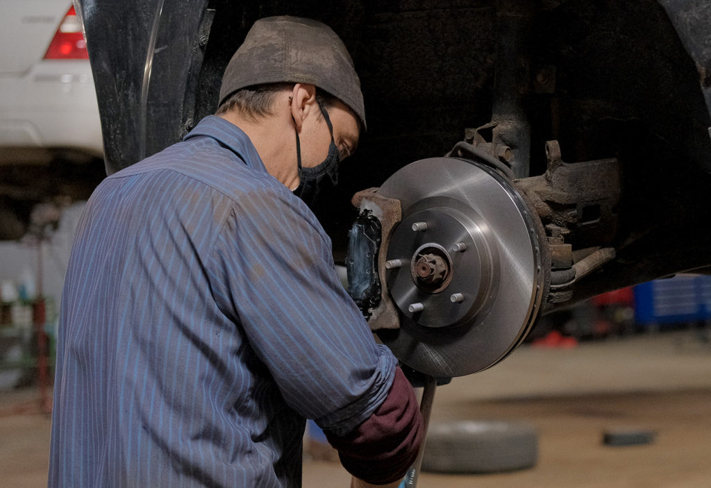 Oguis Auto Repair in Milwaukee, WI (4)
