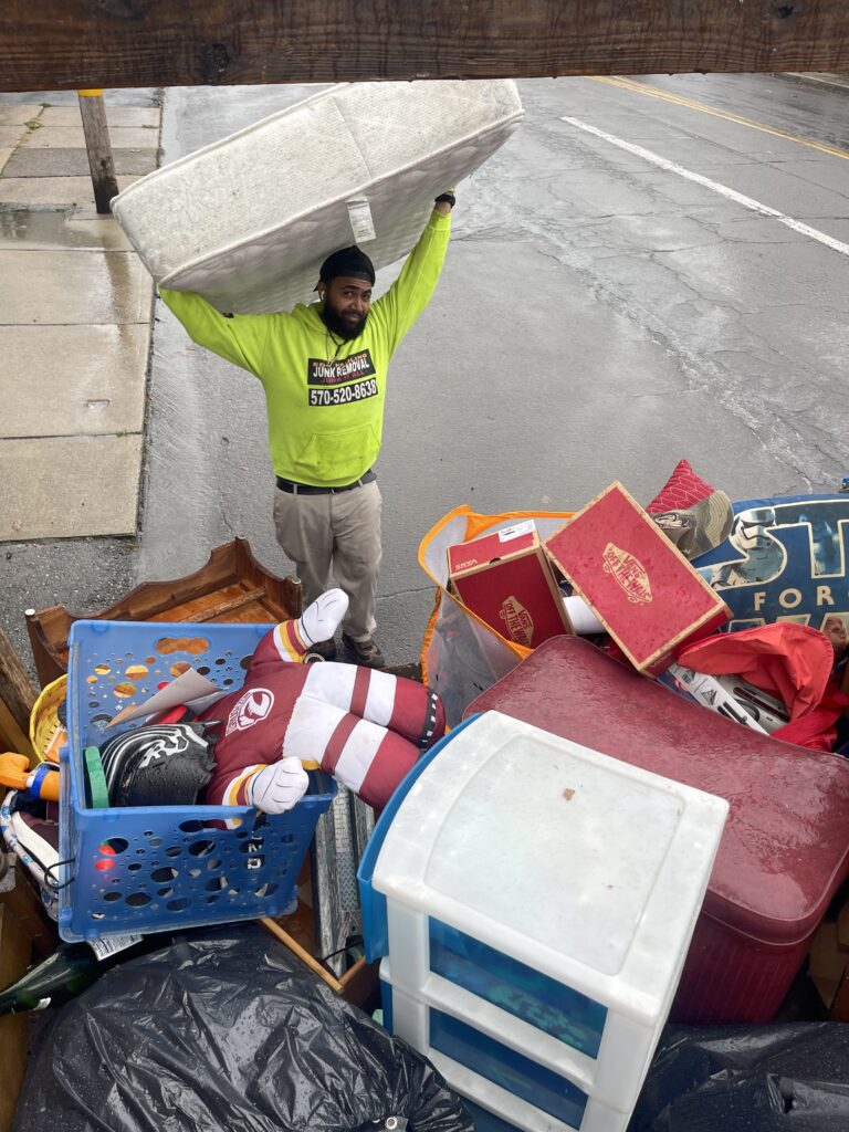 E&K Hauling Junk Removal LLC in Sugarloaf, PA (3)