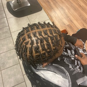 Yayo’s Divine Beauty Loc Exstentions & Braids in Toledo, OH (4)