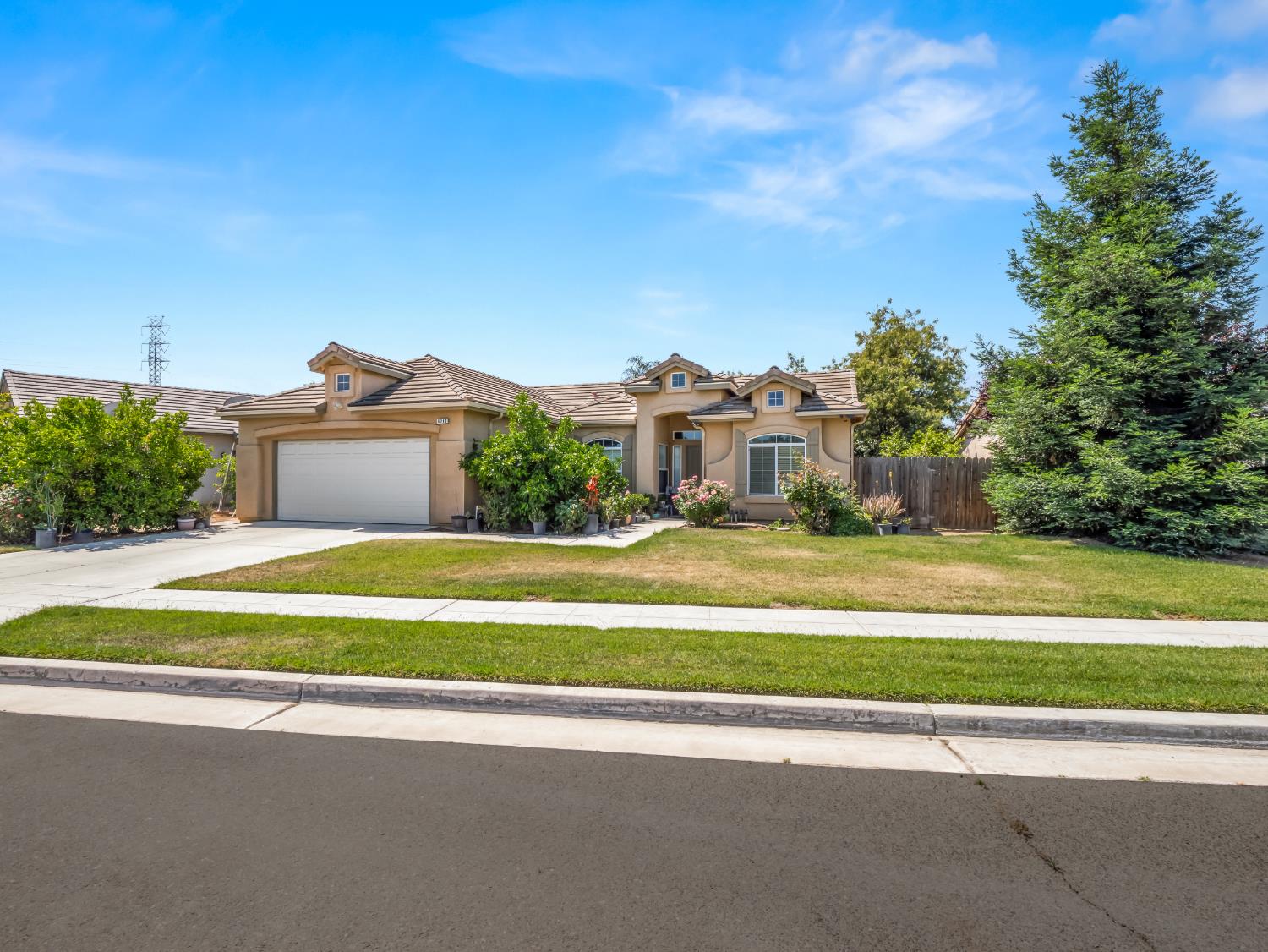 Saeng Bunsy, Broker Associate with Iron Key Real Estate in Fresno, CA (2)