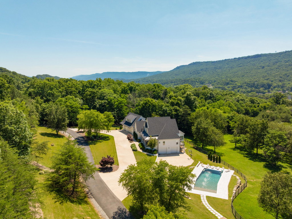 Beth Price, REALTOR in Chickamauga, GA (3)