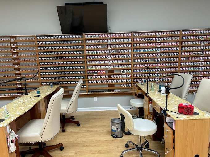 Professionally Polished Nail Lounge in Crestwood, KY
