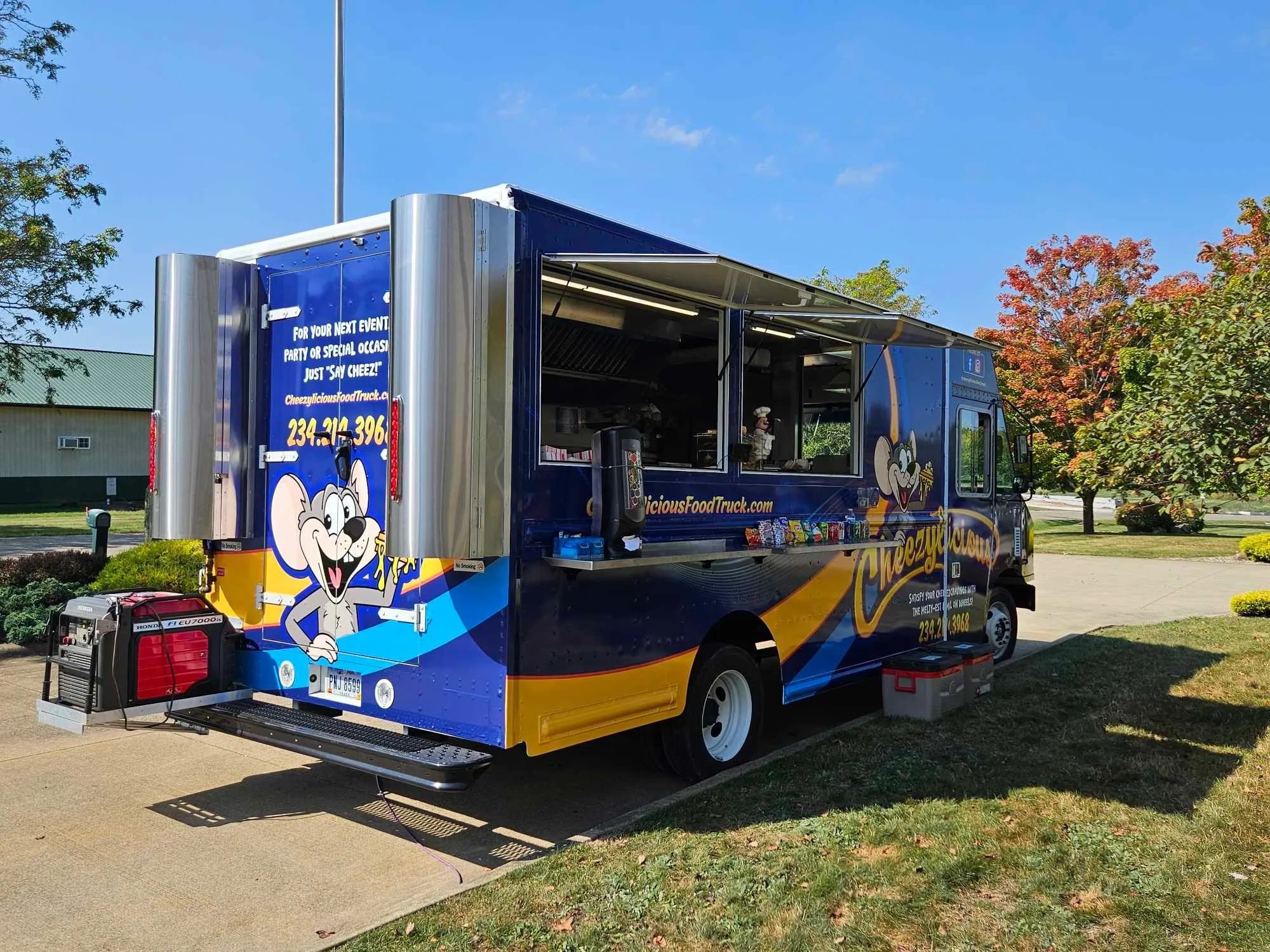 Cheezylicious Food Truck in North Lawrence, OH