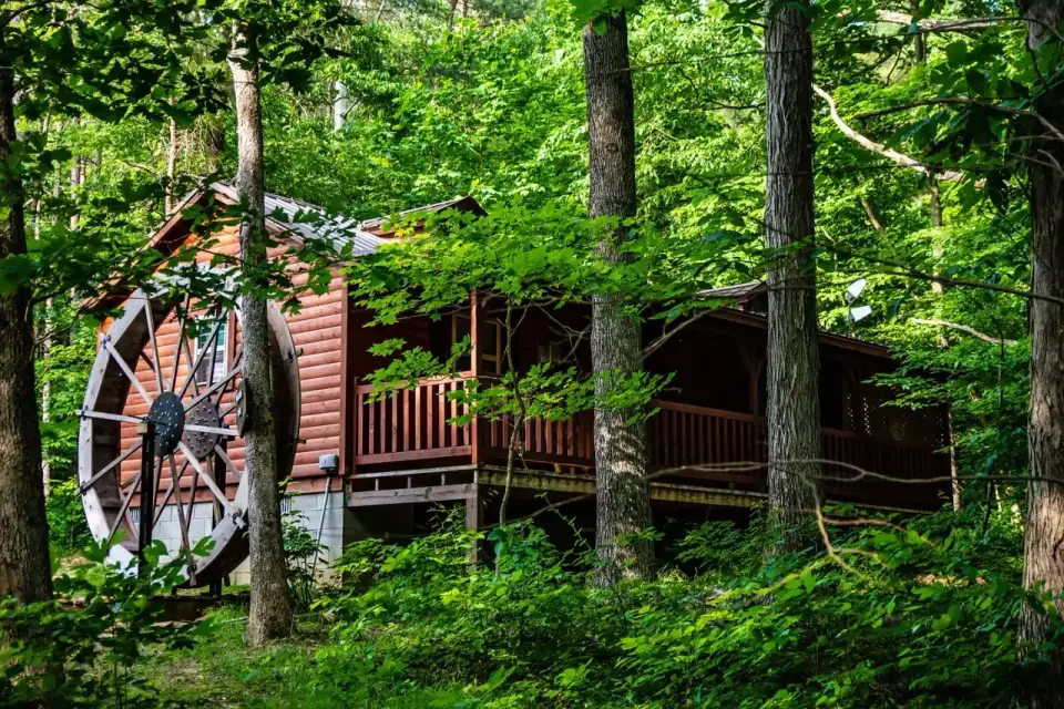AVENWOOD CABINS in New Straitsville, OH (4)