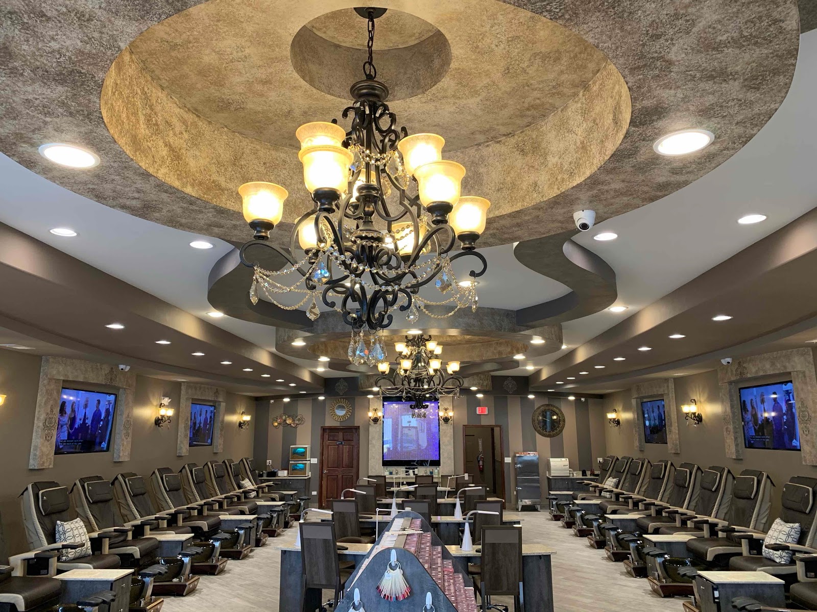 Royal Nail Spa in Glen Ellyn, IL (2)
