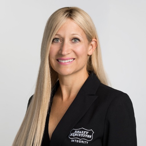 Jodi Olson Real Estate Team in Hartland, WI