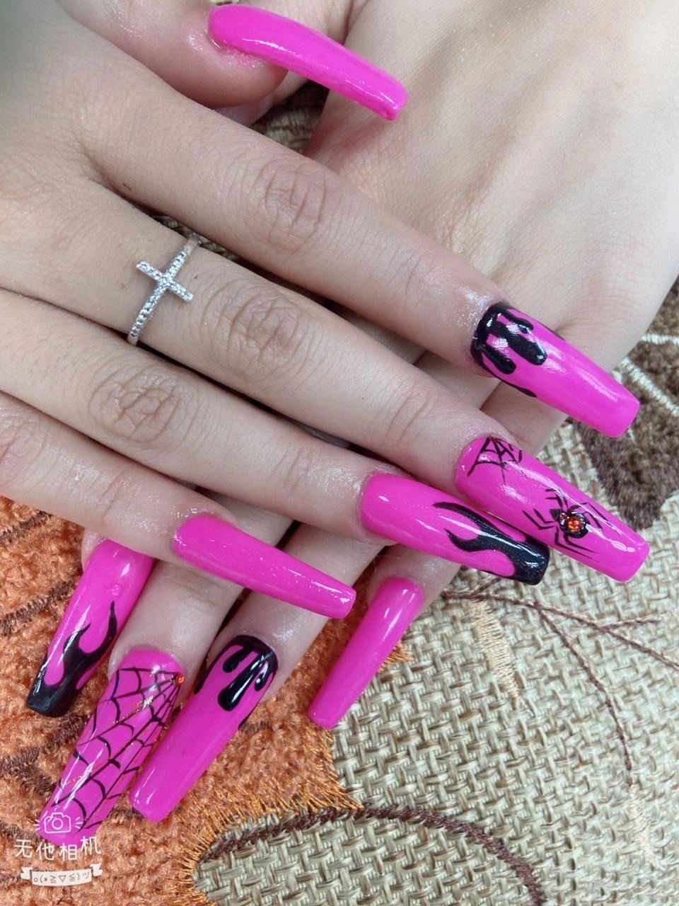 Holly's Nail Bar in Tustin, CA