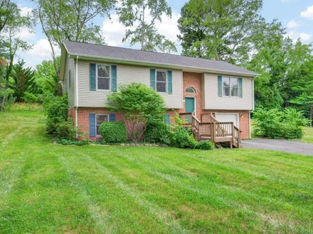 Whitney Beckett, Associate Broker - United Country Blue Ridge Land & Auction NRV in Christiansburg, VA (2)