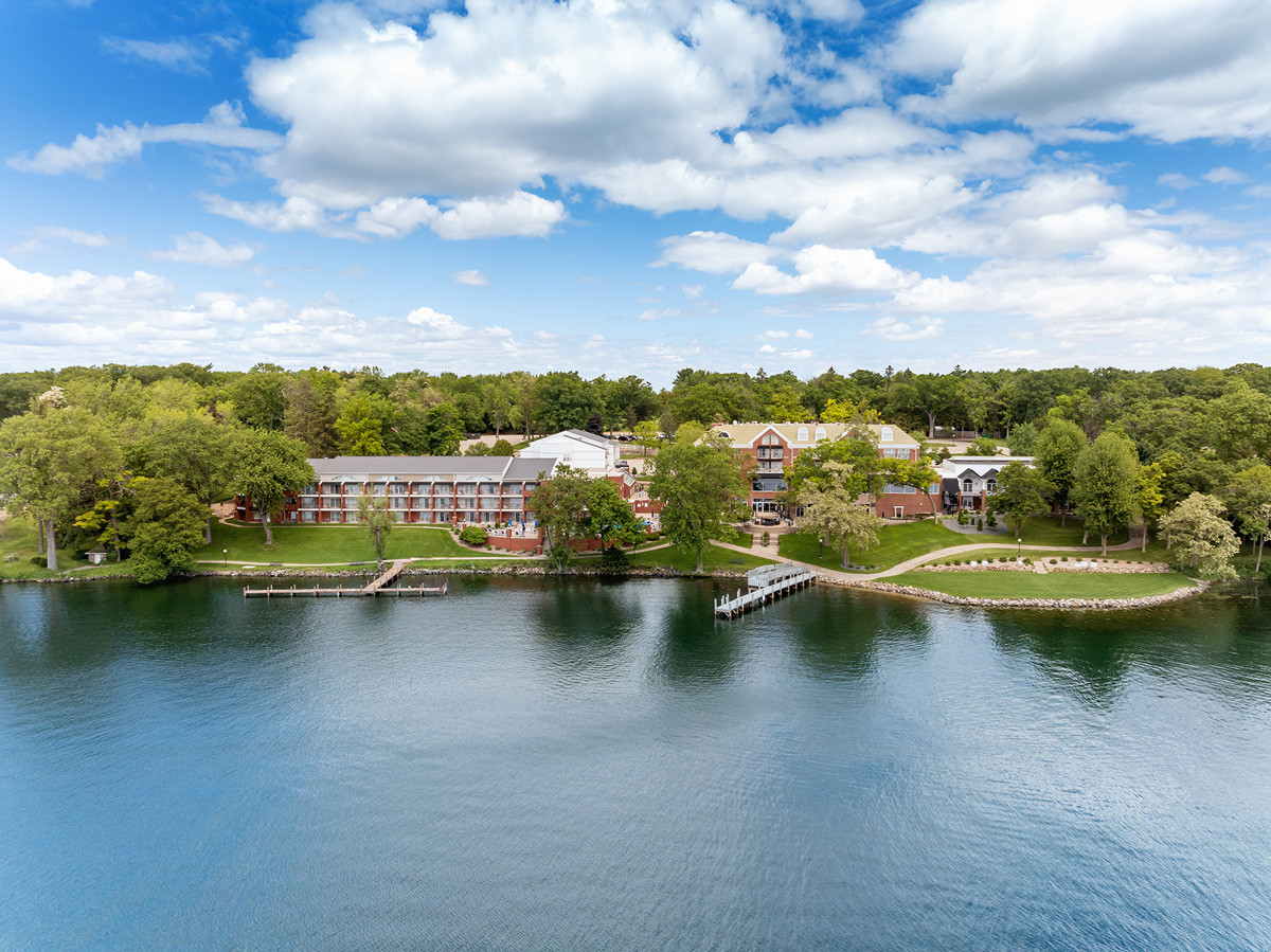Oakwood Restaurant and Bar in Green Lake, WI