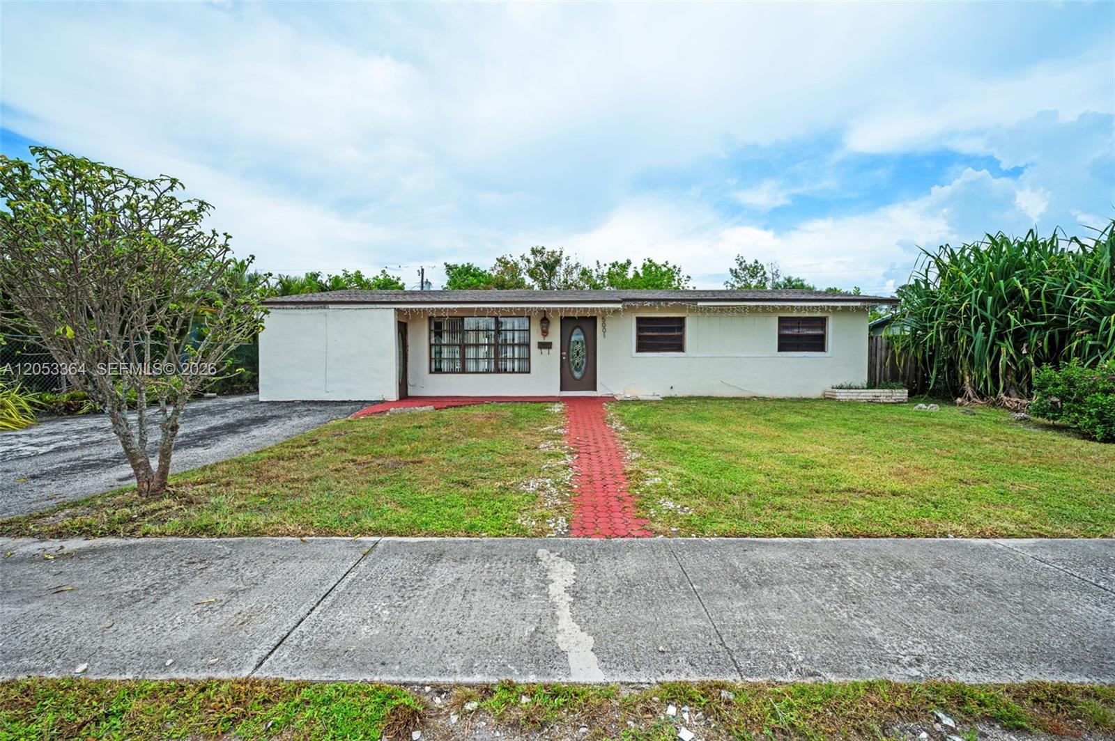 Romelia Pina, DELUX ROYAL Real Estate LLC, CEO & BROKER in Davenport, FL (2)