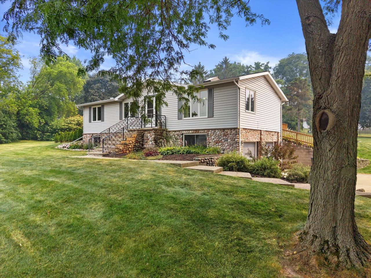 Kimberly Stark | Kimberly and Co Real Estate in Okauchee Lake, WI (2)