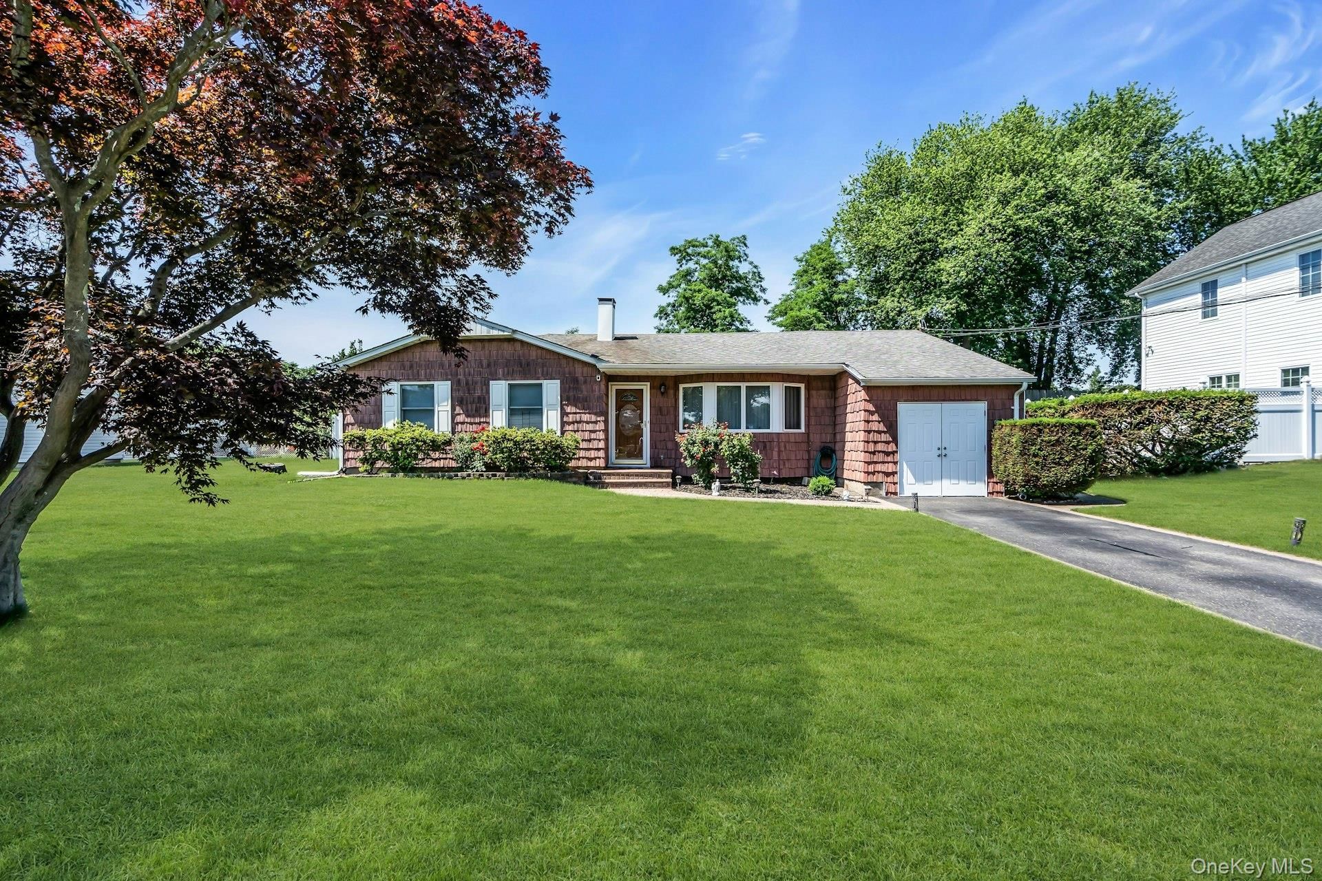 Luxury Great Neck Realtor Margalit Soleimani @ Coldwell Banker American Homes, New York in Great Neck, NY