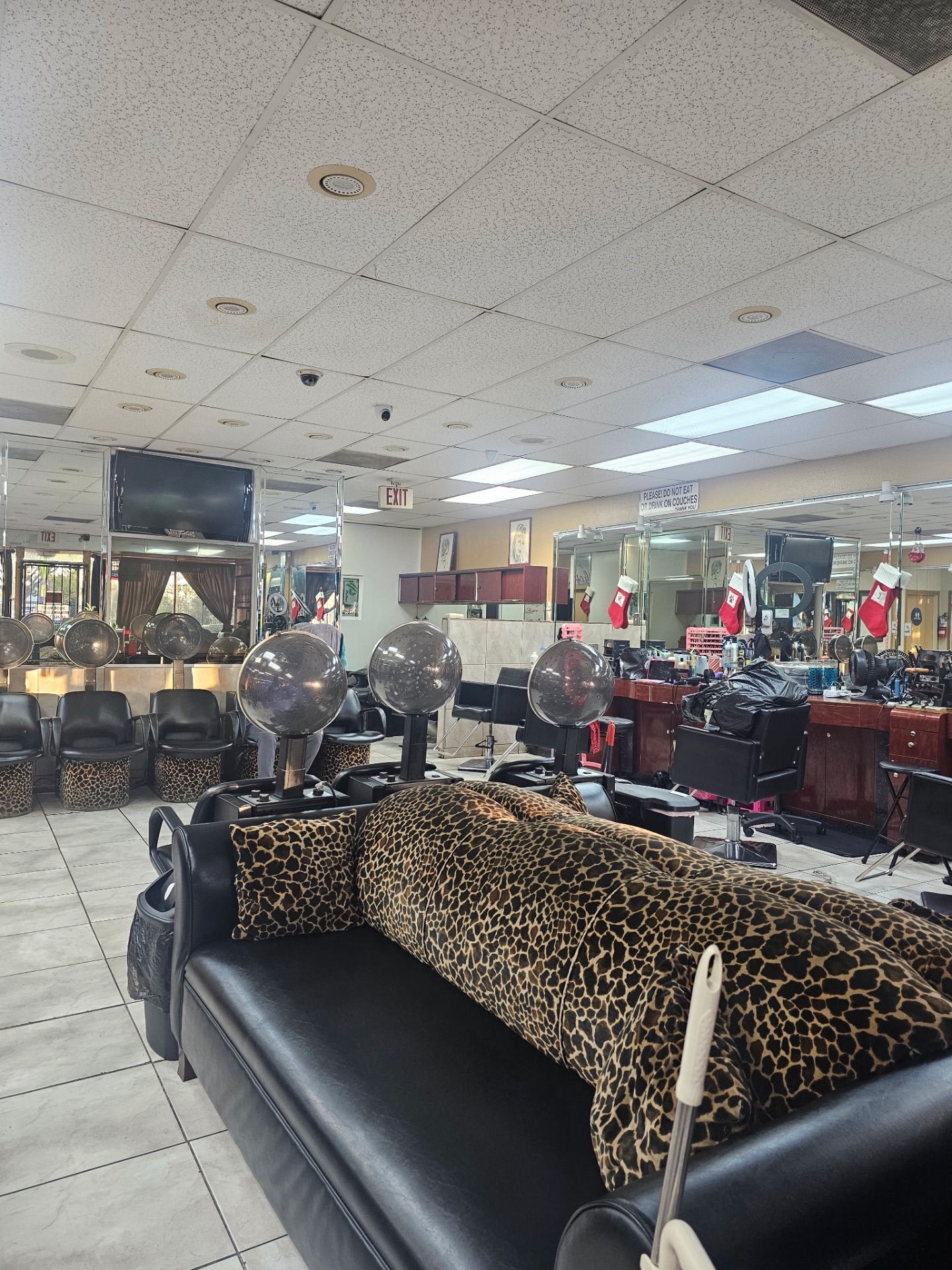 Le Shoppe Extraordinaire in Inglewood, CA
