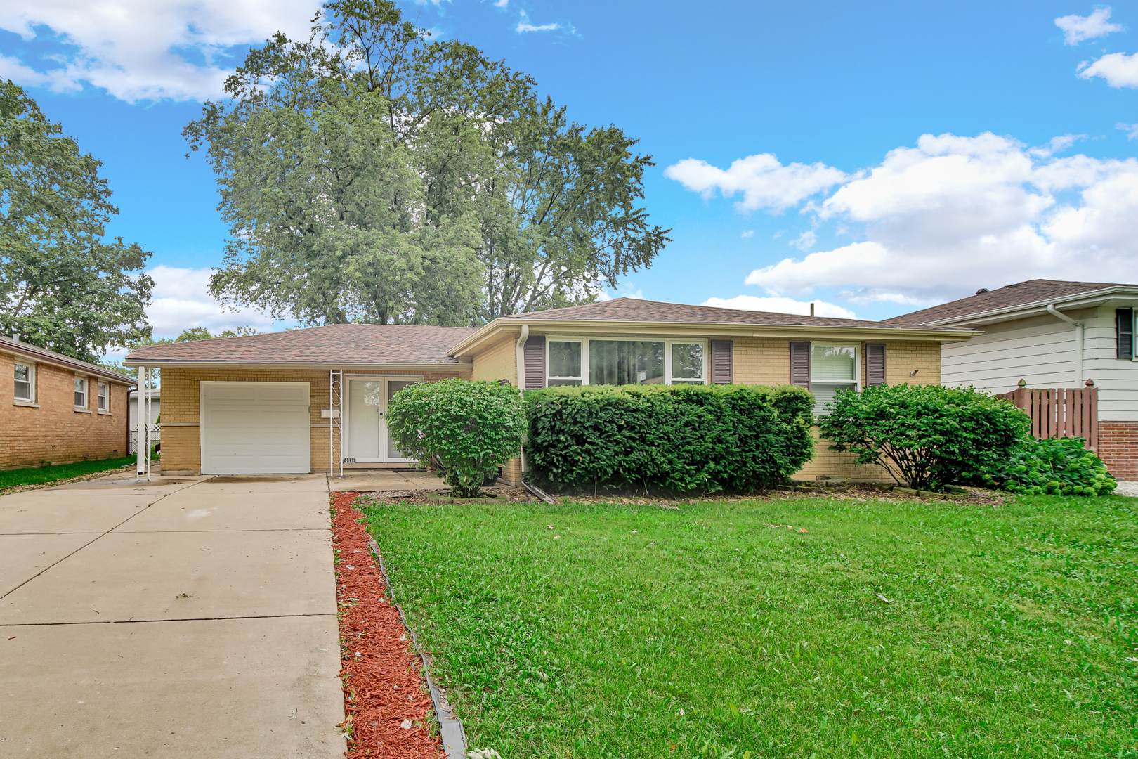 Tina Hollins, Broker- Coldwell Banker Realty in Oak Lawn, IL