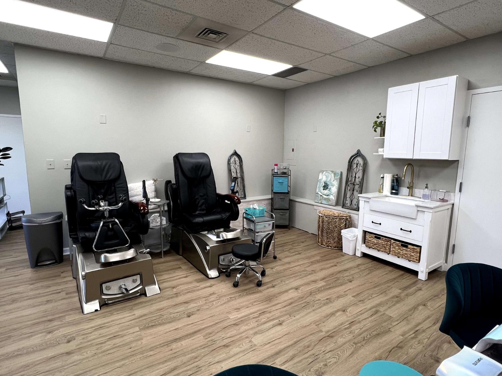 Chickettes Natural Nail & Beauty Studio in Warrensville Heights, OH