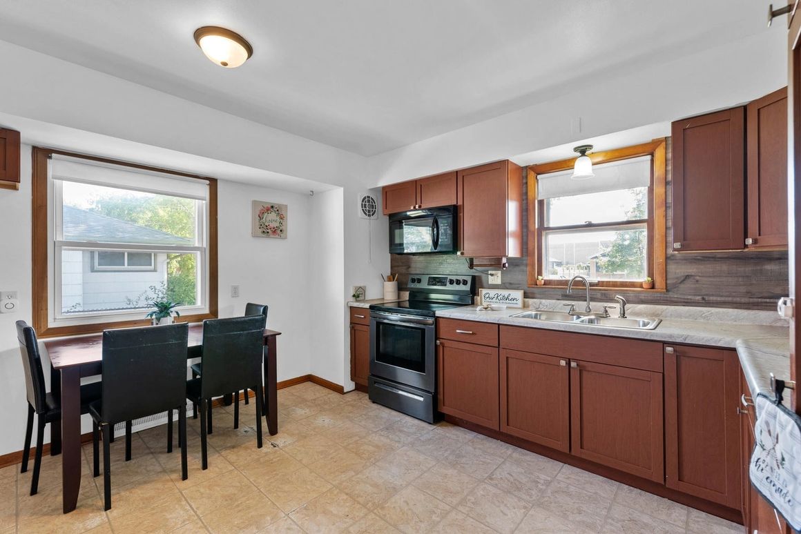 Tina Lewis REALTOR® Home Team Real Estate Group LLC in West Allis, WI (3)