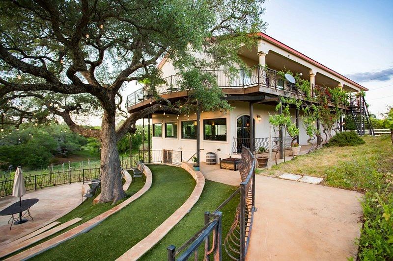 Lonely Oak Kitchen Bar Lodging in Llano, TX