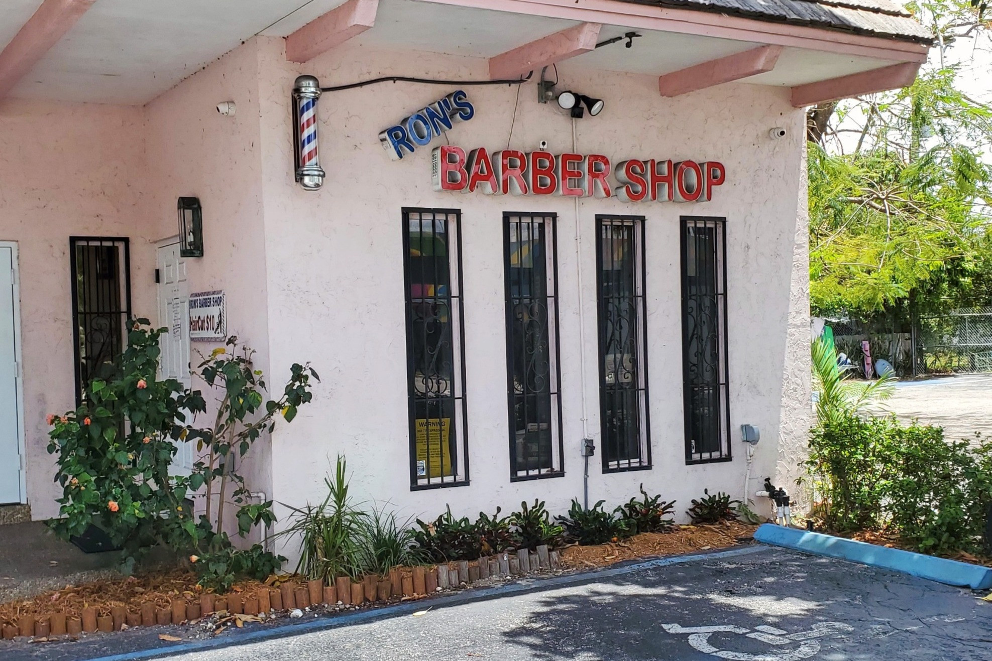 Ron's Barbershop in Fort Lauderdale, FL (4)