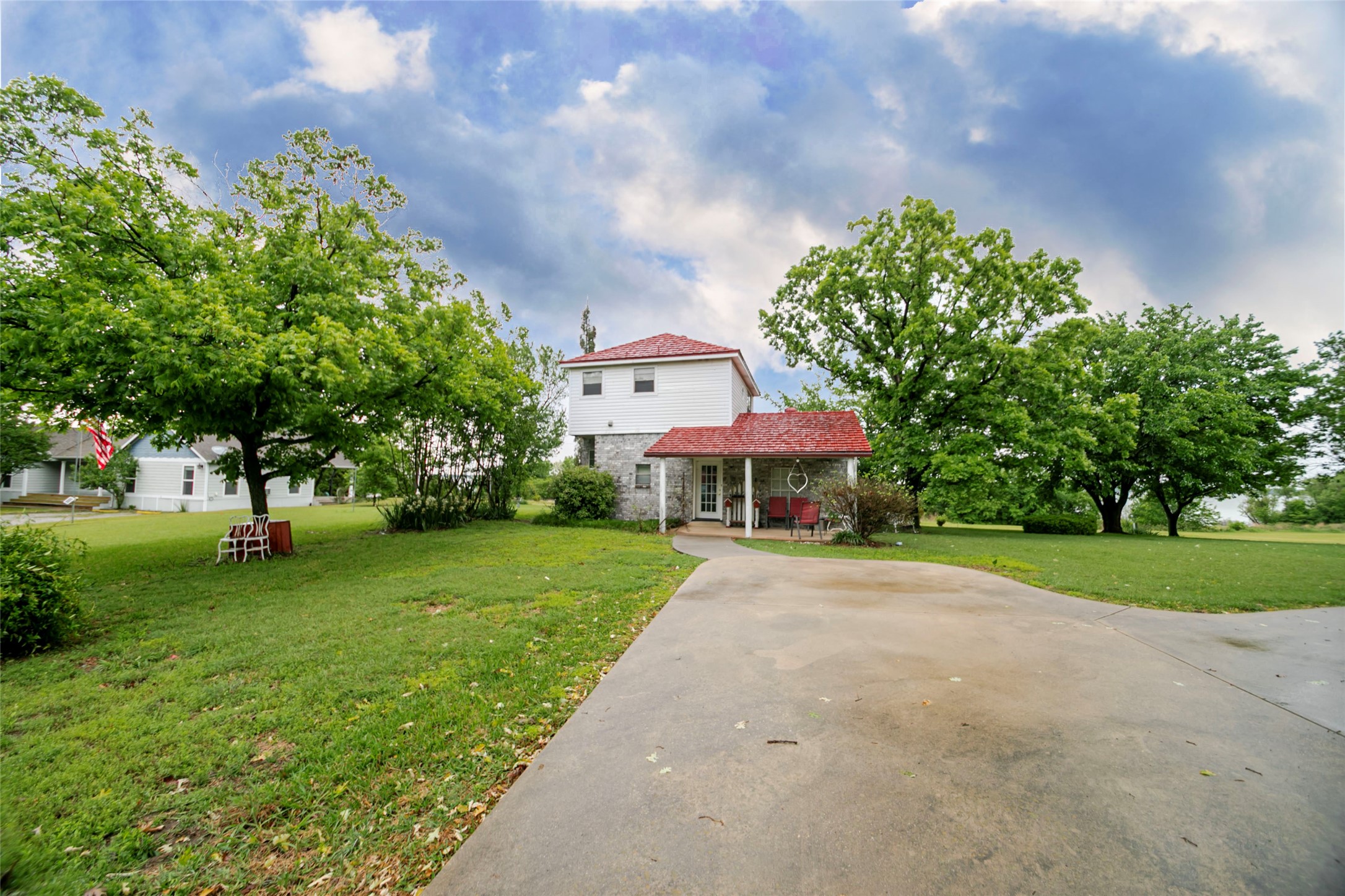 Laura Bradley, Broker / Owner Of SouthernLifeLiving.com Real Estate Brokerage in Tioga, TX (3)