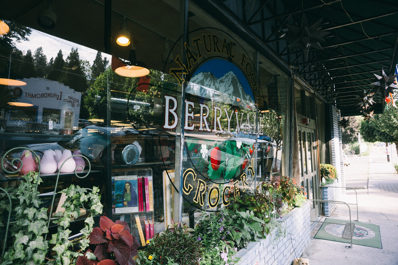 Berryvale Grocery in Mt Shasta, CA (2)
