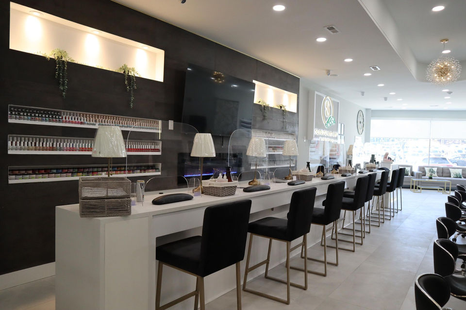 Signature Nail Bar Mani & Pedi Lounge in Springfield, PA