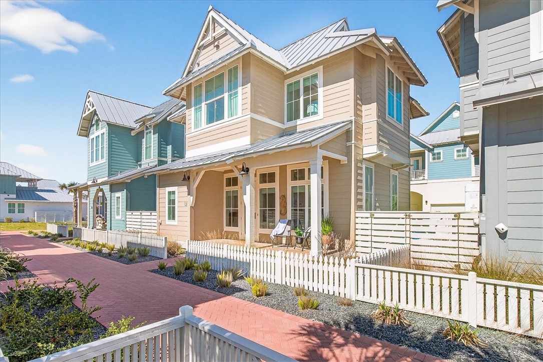 Saltwater Shores Team | Laura Staves & Carl Staves | Coldwell Banker Island Escapes in Port Aransas, TX (3)