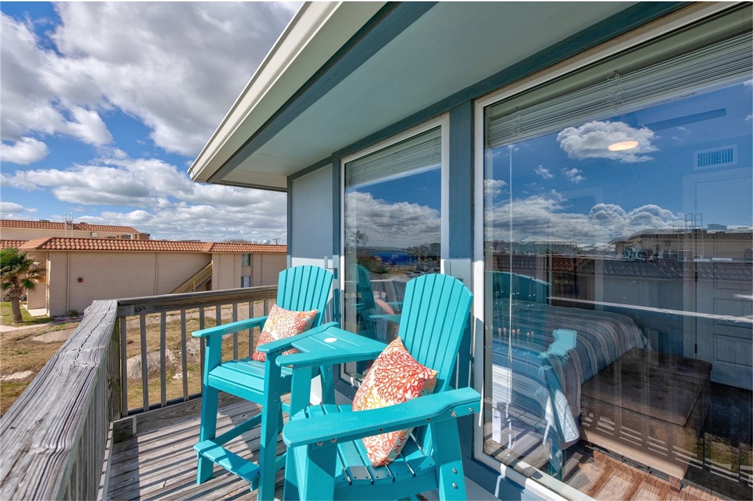 Saltwater Shores Team | Laura Staves & Carl Staves | Coldwell Banker Island Escapes in Port Aransas, TX (4)
