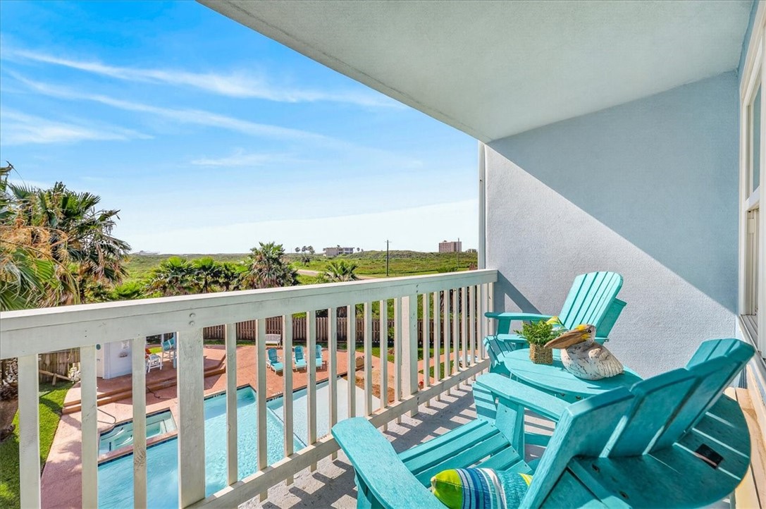 Saltwater Shores Team | Laura Staves & Carl Staves | Coldwell Banker Island Escapes in Port Aransas, TX (5)