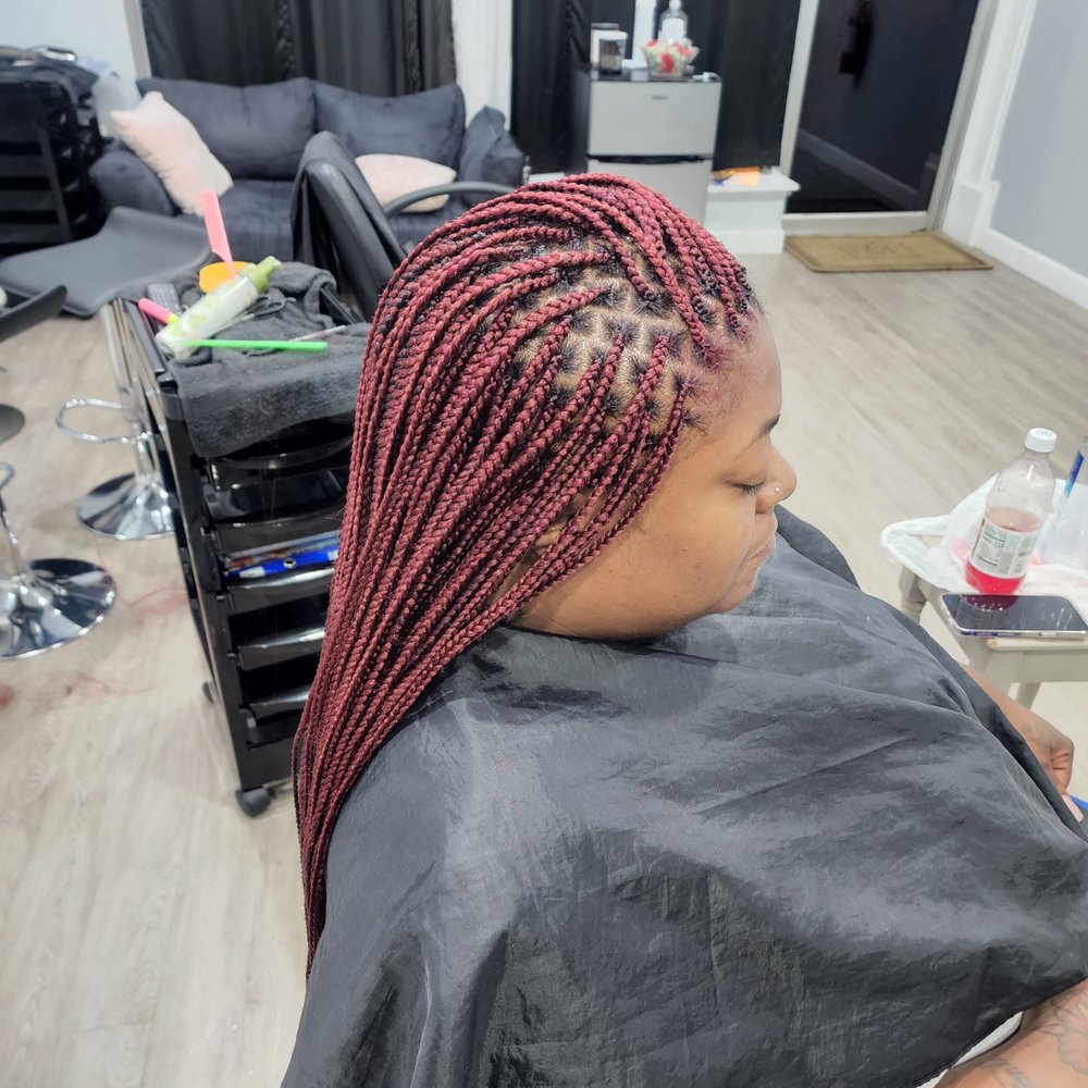 Dee African braiding salon in Maple Heights, OH