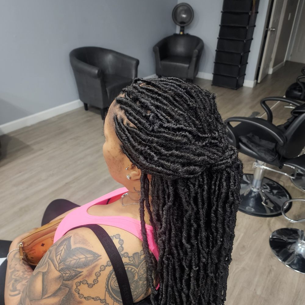 Dee African braiding salon in Maple Heights, OH (2)