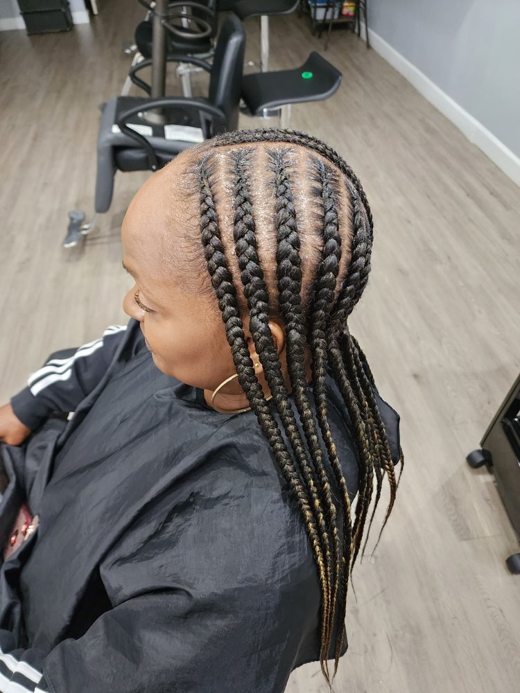 Dee African braiding salon in Maple Heights, OH (4)