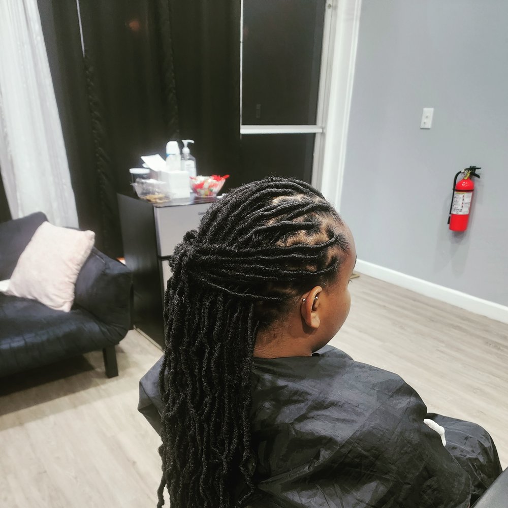 Dee African braiding salon in Maple Heights, OH (5)