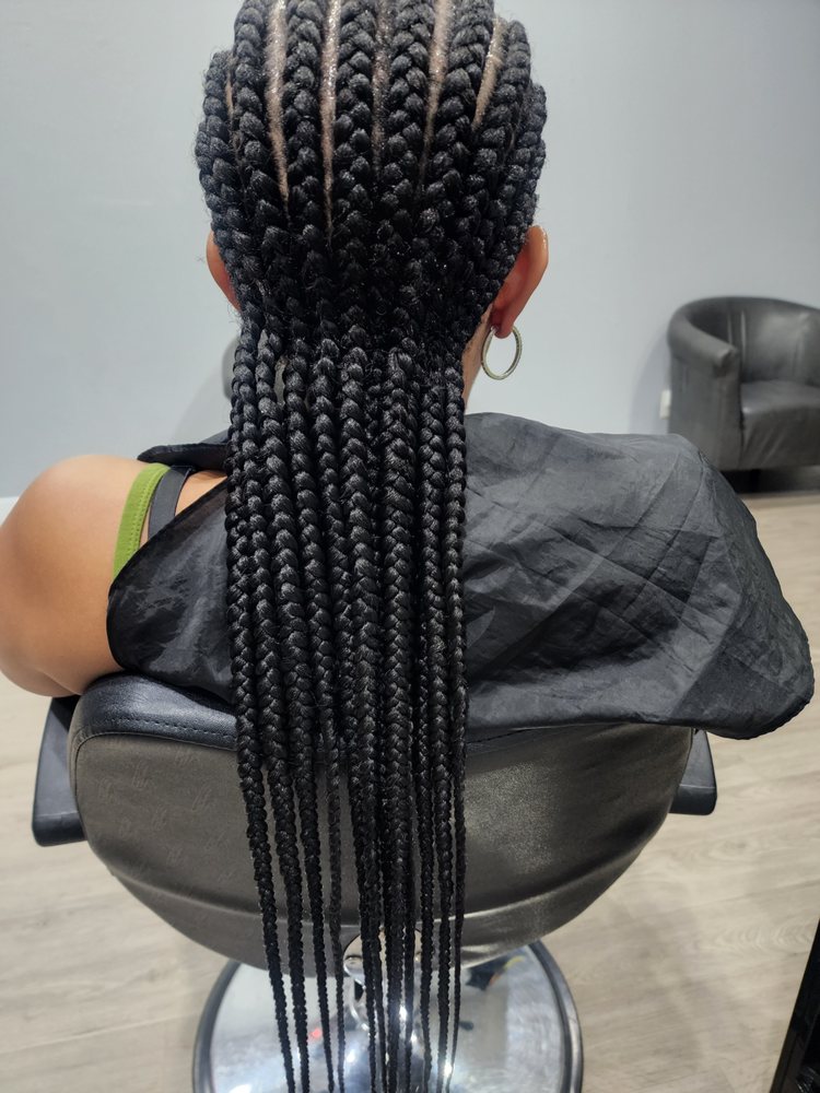Dee African braiding salon in Maple Heights, OH (6)