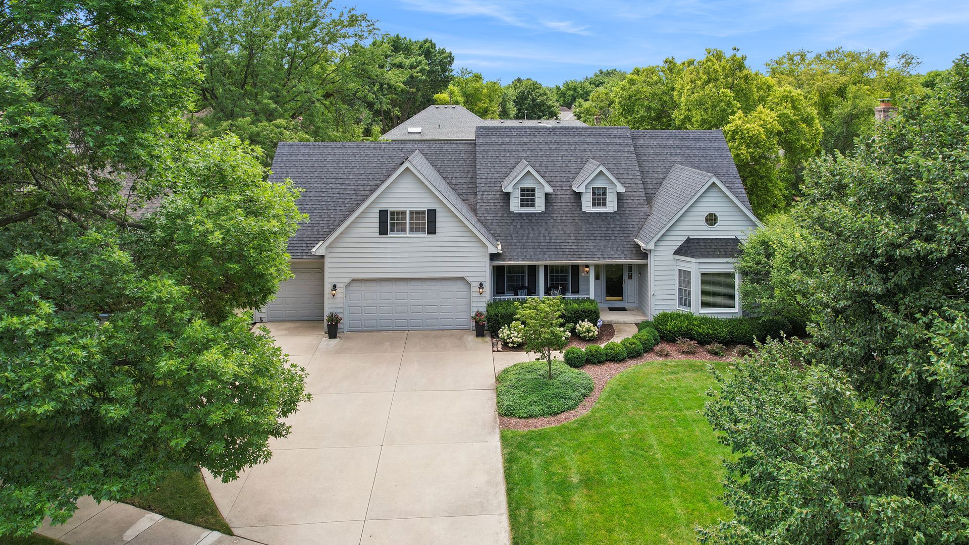 Jennifer Anteliz, Around Town Real Estate Group, Baird & Warner in Naperville, IL