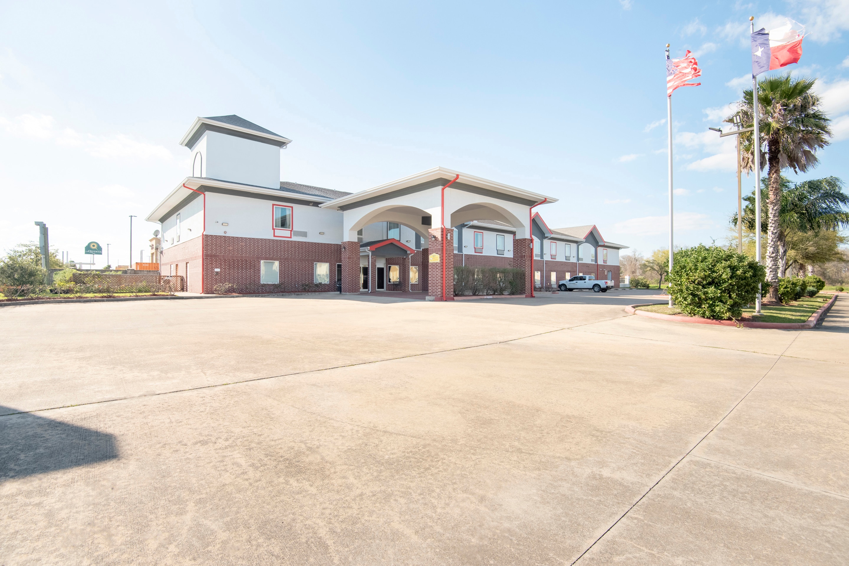 OYO Townhouse Clute Lake Jackson in Clute, TX
