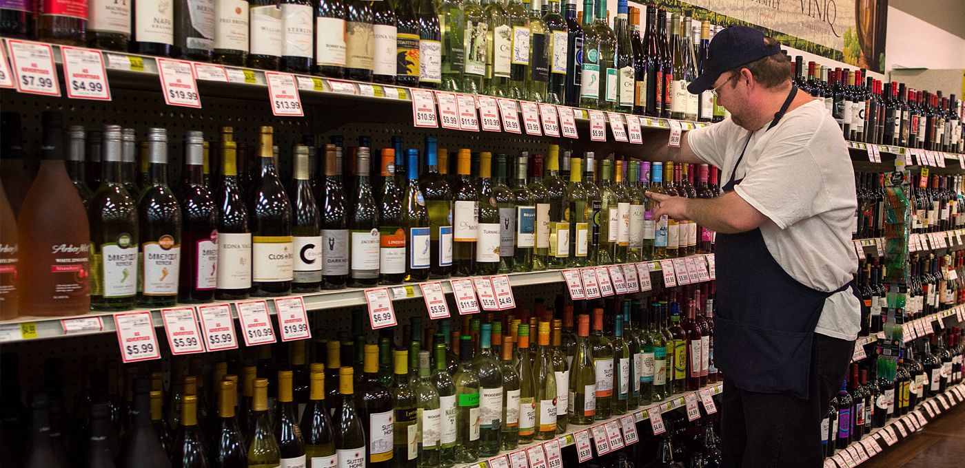 Mako's Market & Pharmacy in Uhrichsville, OH