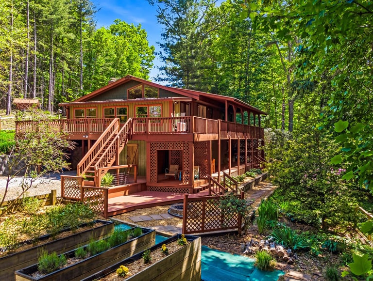 Bobbi Holland at Be Realty Home Brokerage | Real Estate Brokers in Weaverville, NC (3)