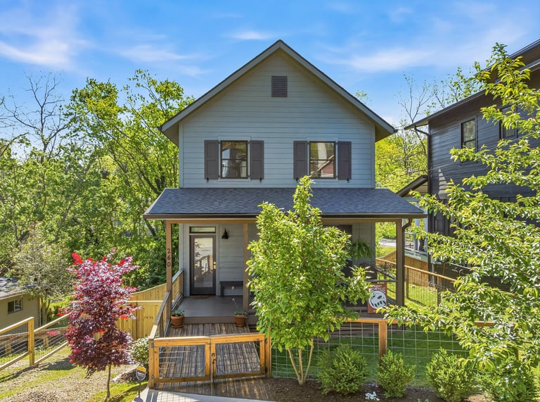 Bobbi Holland at Be Realty Home Brokerage | Real Estate Brokers in Weaverville, NC (5)