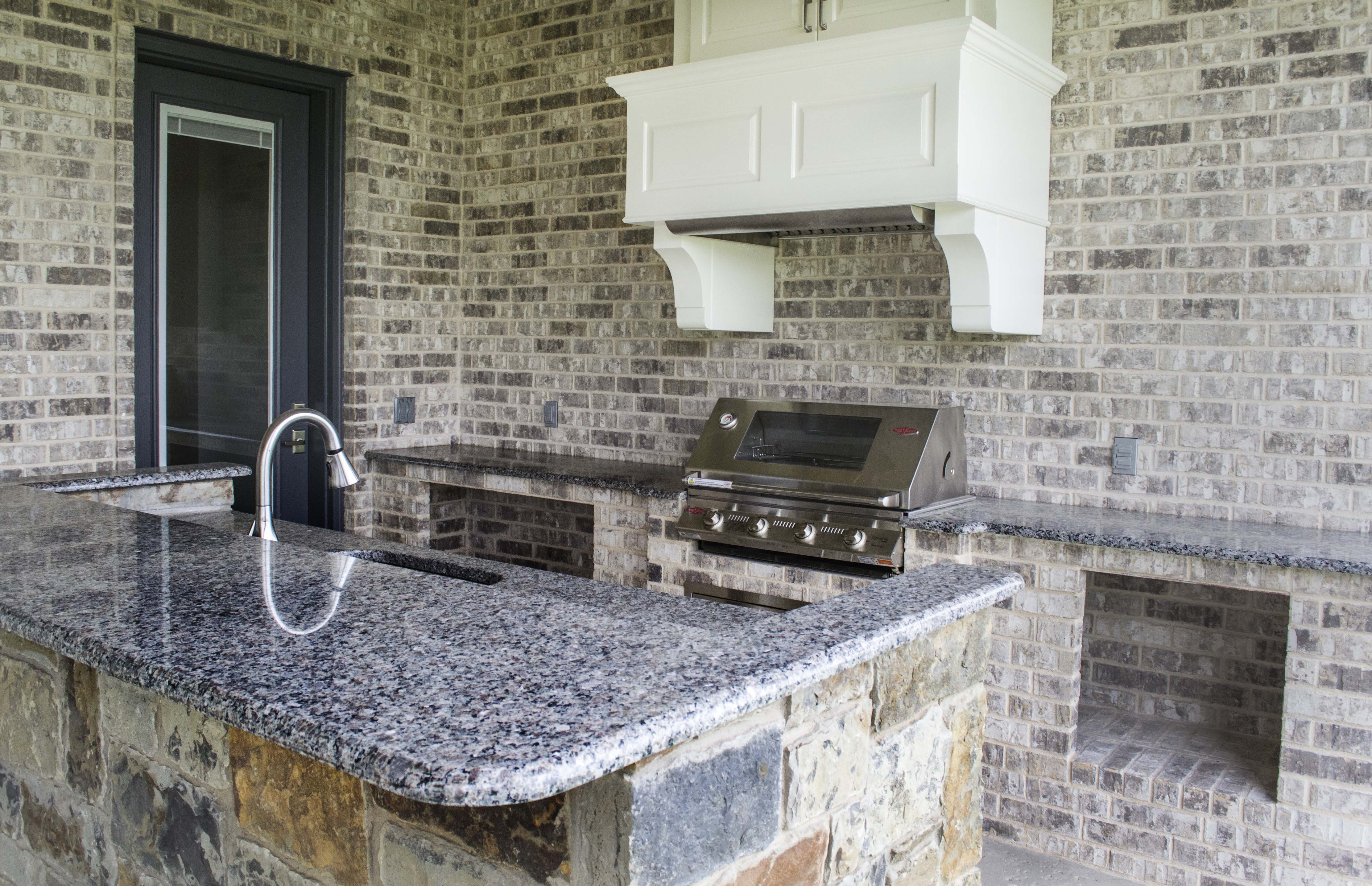 APOS FLOORS AND GRANITE COUNTERTOPS in Alvarado, TX (2)