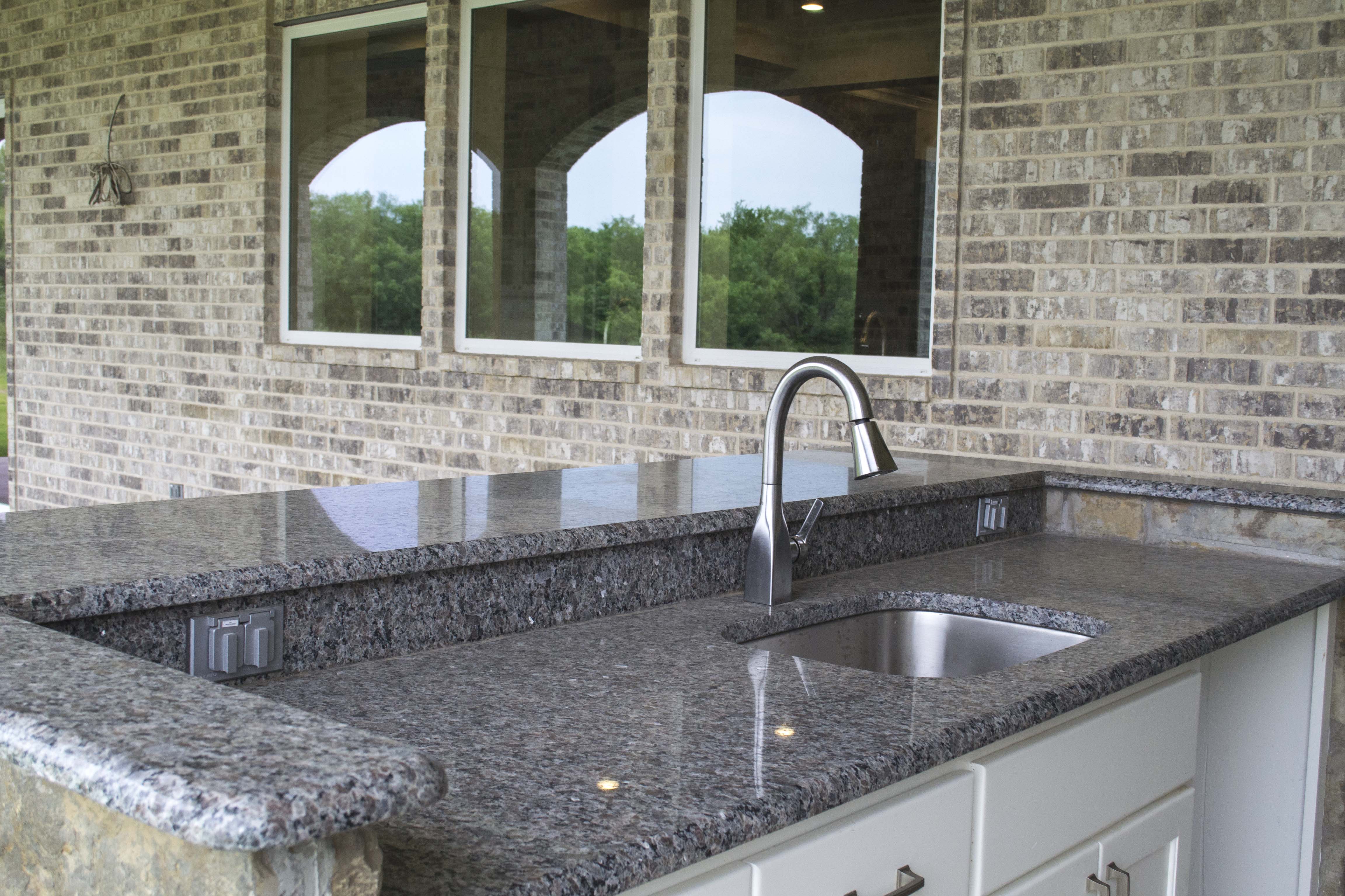 APOS FLOORS AND GRANITE COUNTERTOPS in Alvarado, TX (3)