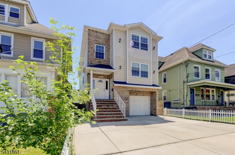 Carla Ferreira Realtor in Newark, NJ (5)
