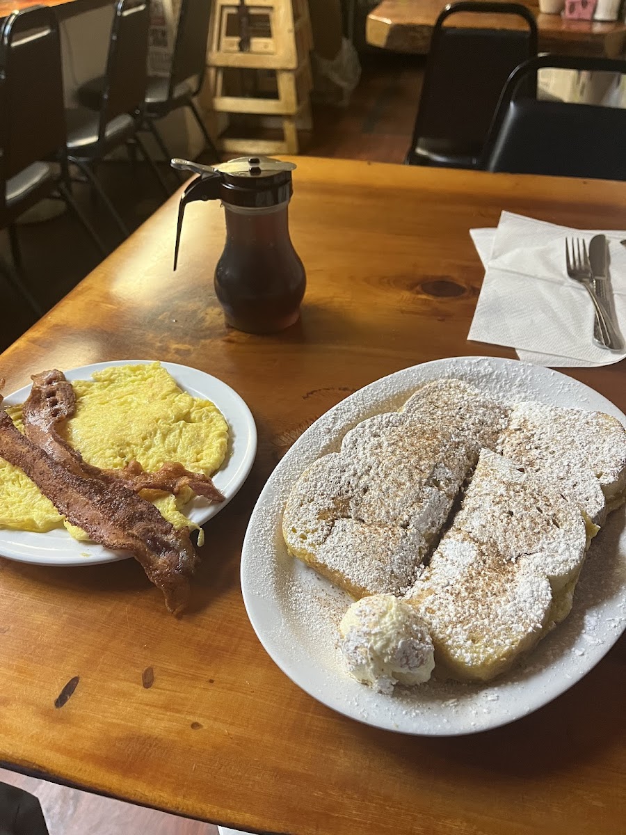 Grizzly Manor Cafe in Big Bear Lake, CA (6)