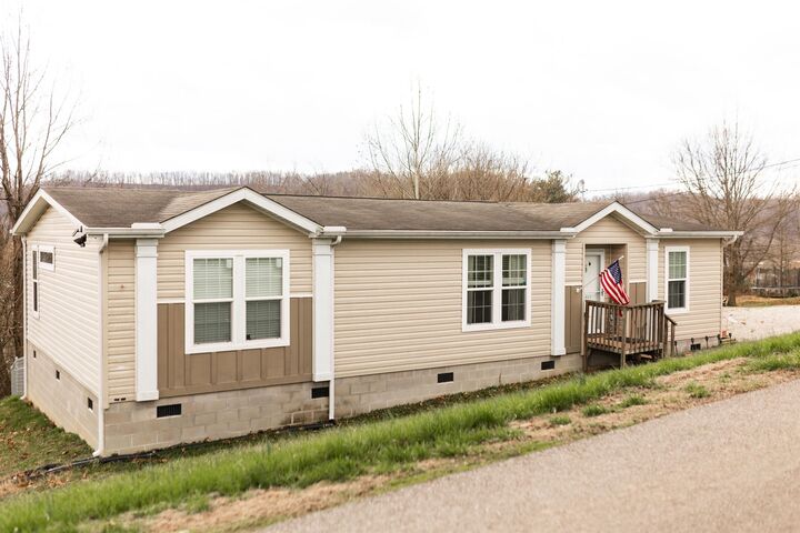 Brody Nash, Century 21 Homes and Land Real Estate Agent in Barboursville, WV (6)