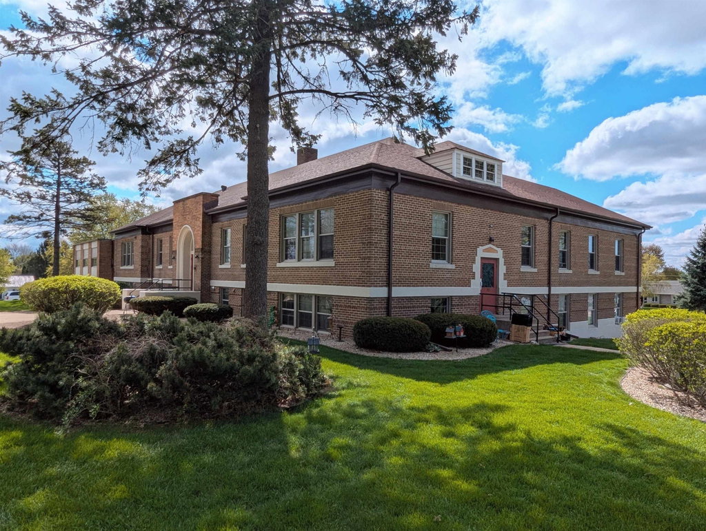 Buell Real Estate w/ Realty Executives Cooper Spransy in Monona, WI (3)